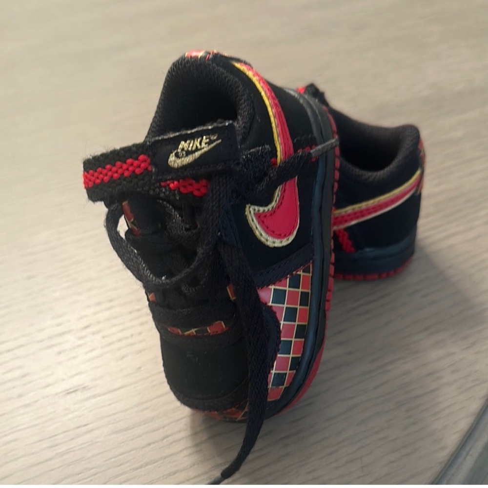 Nike Black and Red Sneakers with Lace-Up Design - Picture 5 of 7
